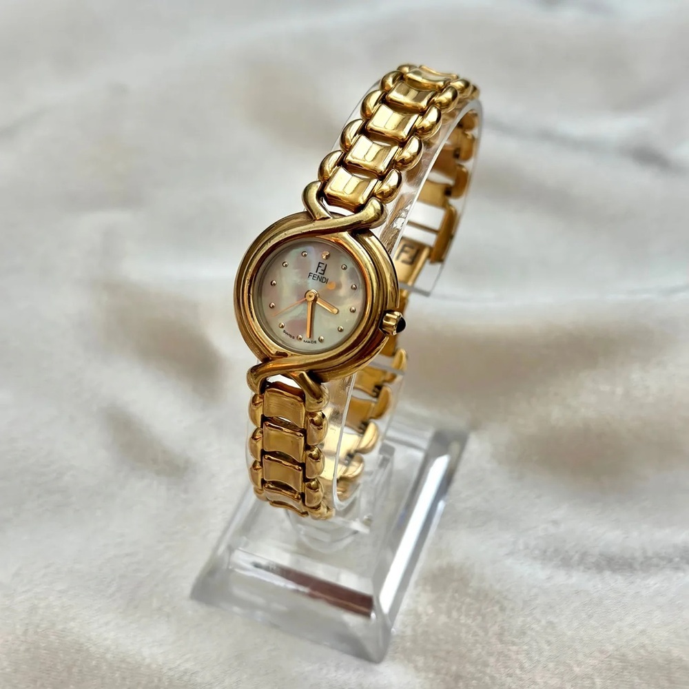 AUTHENTIC VINTAGE FENDI MOTHER-OF-PEARL WATCH - Picture 4 of 10